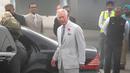 Pangeran Charles bersiap menaiki mobil setelah turun dari sebuah pesawat, bersama sang istri, Camilla di New Delhi yang diselimuti kabut asap, Rabu (8/11). Pasangan dari Kerajaan Inggris itu akan berada di India selama dua hari. (AP Photo/Manish Swarup)