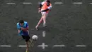 Pemain melakukan tembakan saat pertandingan sepak bola amatir di klub lokal, Play Futbol 5, di Pergamino, 1 Juli 2020. Demi bisa bermain di tengah Covid-19, klub membagi lapangan menjadi 12 persegi panjang untuk menandai area terbatas tiap pemain guna menjaga kontak fisik. (AP/Natacha Pisarenko)