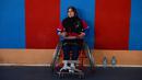 Seorang pemain dari tim basket kursi roda, Sitara beristirahat sejenak saat pertandingan di Provinsi Herat, Afghanistan, Minggu (29/11/2015). (AFP Photo/Aref Karimi).