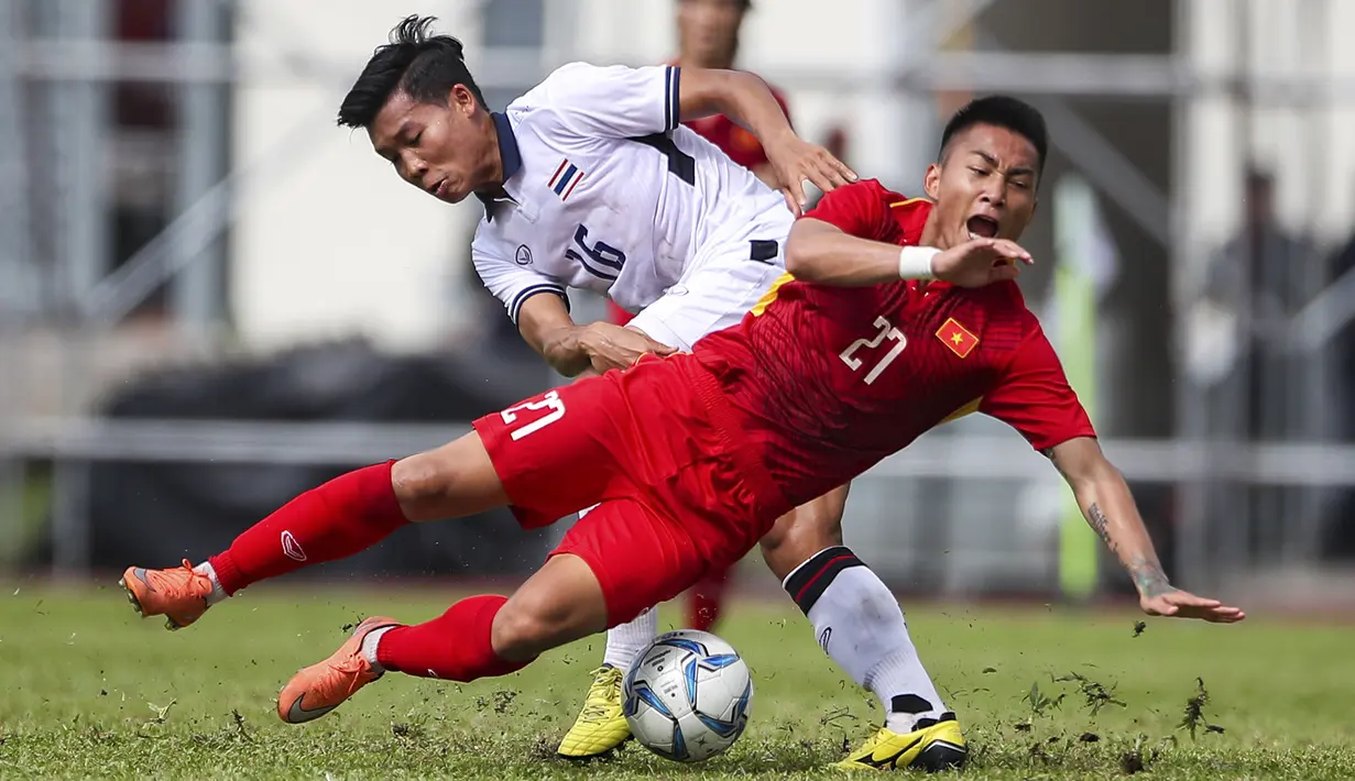 Duel Pemain Thailand, Phitiwat Sookjitthummakul, (kiri) dan pemain Vietnam, Ho Tuan Tai pada Grup B SEA Games 2017 di Selayang (24/8/2017). Vietnam mengoleksi 12 gol selama fase grup. (AP/Adrian Hoe)