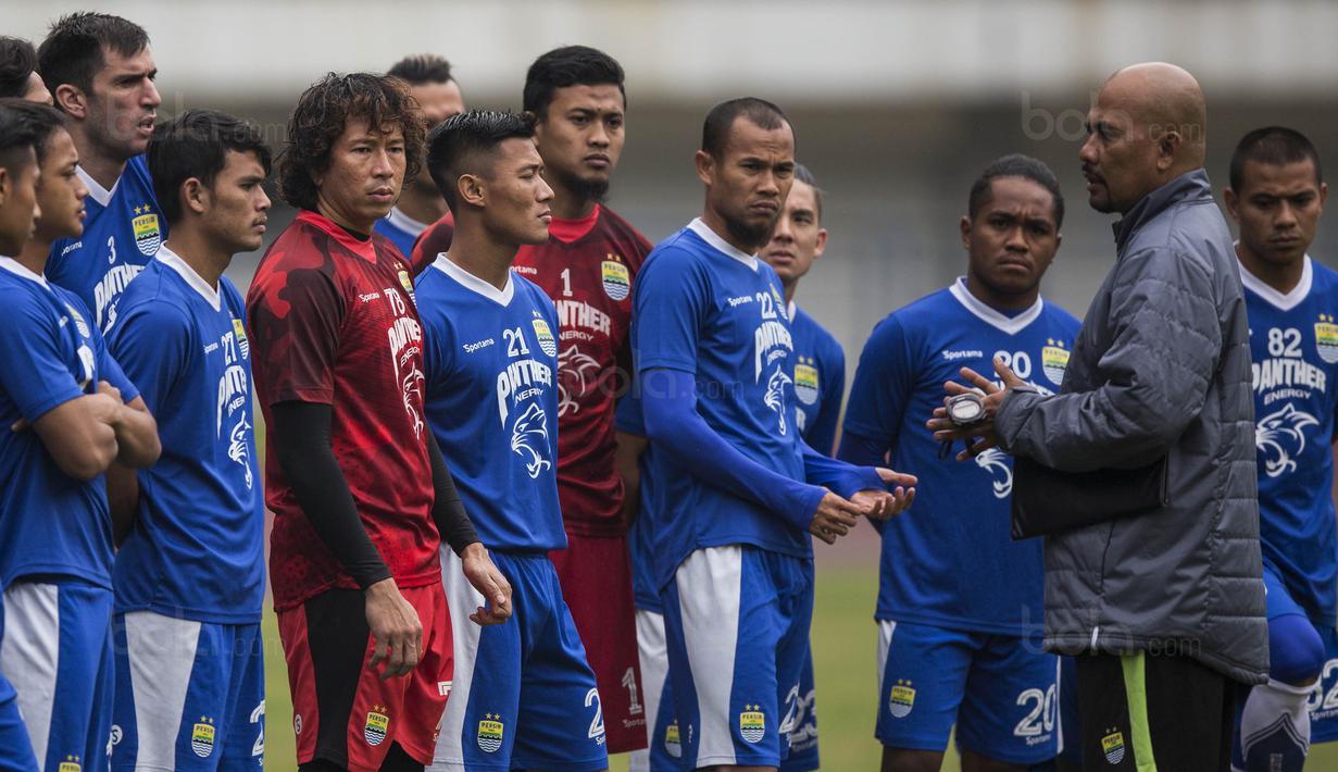 Caretaker Persib, Herrie Setiawan, memimpin latihan di Stadion GBLA, Jawa Barat, Kamis (20/7/2017). Persib bersiap menghadapi Persija pada laga Liga 1. (Bola.com/Vitalis Yogi Trisna)
