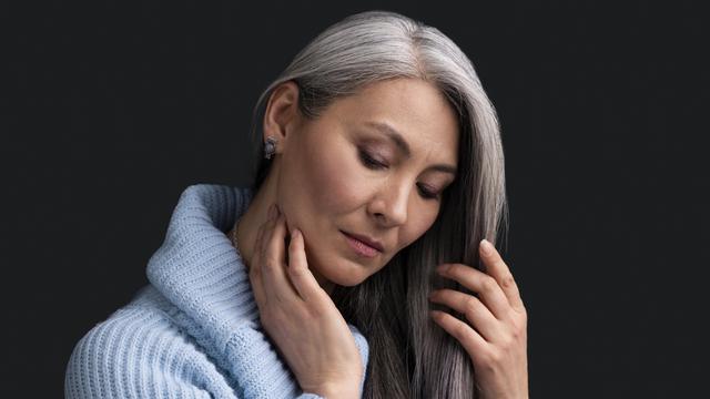 Ilustrasi mimpi mencabut uban