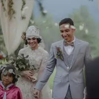 Andien kenakan gaun model 20's rancangan Mel Ahyar.