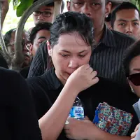 Duka mendalam dirasakan oleh orang-orang terdekat Mike Mohede. Selain orangtua, kerabat dan sahabat, duka yang sangat mendalam juga dirasakan oleh pacar Mike Mohede, Christina Maria Anderson. (Deki Prayoga/Bintang.com)