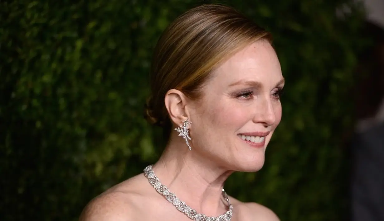 Yang nonton Kingsman 2: The Golden Circle pasti tahu Julianne Moore. Ternyata nama aslinya adalah Julie Anne Smith.(ANDREW TOTH / GETTY IMAGES NORTH AMERICA / AFP)