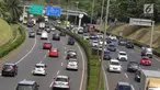 Kendaraan melintasi ruas jalan tol di Jakarta, Selasa (12/3). Badan Pengatur Jalan Tol (BPJT) Kementerian Pekerjaan Umum dan Perumahan Rakyat (PUPR) mencatat, ada 15 ruas tol yang bakal naik pada tahun ini. (Liputan6.com/Immanuel Antonius)