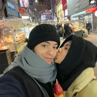 Angga dan Shenina memilih Korea Selatan menjadi tempat bulan madu mereka. Kedua pasutri baru ini tampak menggemaskan melihat dari foto-foto yang dibagikan Angga. Tampak keduanya tampil dengan busana musim dingin mereka. [@angga]