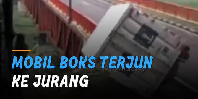 VIDEO: Mobil Boks Terjun ke Jurang Terekam CCTV