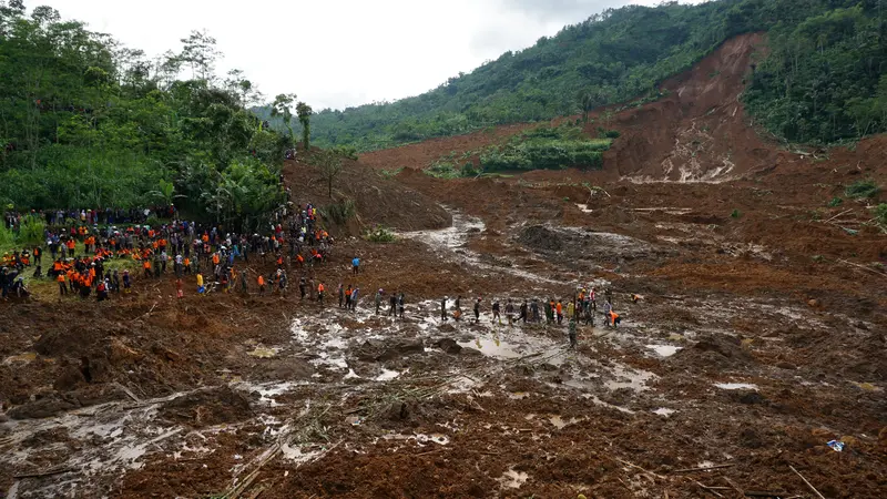 Proses Evakuasi Korban Longsor Banjarnegara