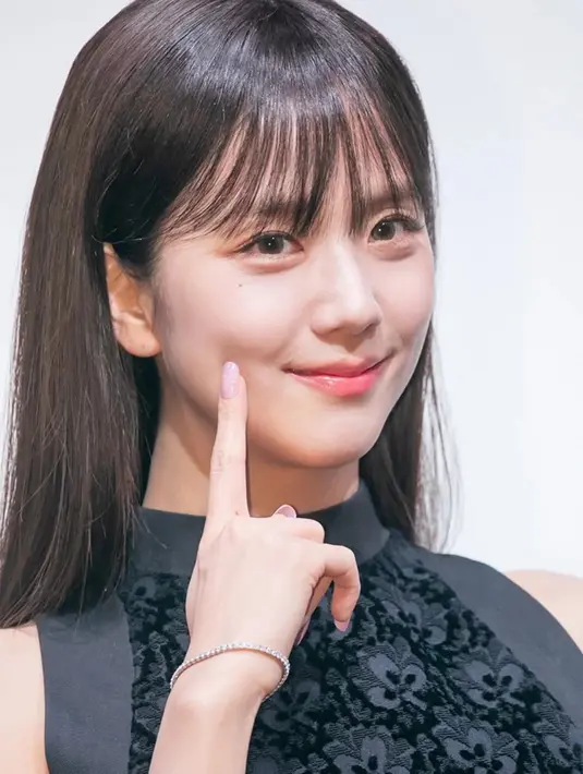 Perpaduan antara poni klasik, gaun hitam velvet, dan makeup flawless menjadikan Jisoo tampak seperti fashion muse dari dunia yang menggabungkan nuansa vintage dan kontemporer.  [@actressjisoo24].