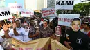 Para relawan berfoto bersama mengenakan topeng dan atribut tiga paslon Cagub/Cawagub DKI Jakarta saat melakukan aksi kampanye pilkada damai, aman dan sportif di CFD, kawasan Bunderan HI, Jakarta, Minggu (30/10). (Liputan6.com/Johan Tallo)
