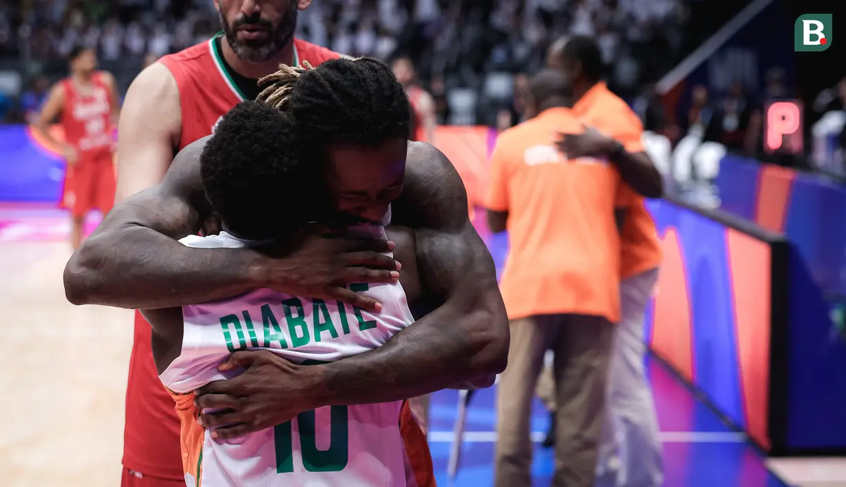 Lewat laga dramatis, Timnas basket Pantai Gading meraih kemenangan perdana pada laga kedua Grup G Piala Dunia FIBA 2023 usai menekuk Iran dengan skor 71-69 di Indonesia Arena, Senayan, Jakarta, Senin (28/8/2023). Pantai Gading yang terus memimpin dalam perolehan angka hingga akhir kuarter ketiga, sempat tertinggal sejak kuarter keempat dimulai. Bahkan hingga 13 detik akhir kuarter keempat, Pantai Gading masih tertinggal 68-69. Kemenangan akhirnya berpihak kepada Pantai Gading setelah mencetak tiga poin terakhir lewat lemparan bebas Solo Diabate saat laga menyisakan 6 detik saja. (Bola.com/Bagaskara Lazuardi)