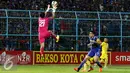 Kiper Arema, Wardana berusaha menangkap bola yang menuju ke arahnya saat laga melawan Sriwijaya FC di Piala Presiden 2015, Malang, Sabtu (3/10/2015). Pertandingan berakhir imbang dengan skor 1-1. (Liputan6.com/Yoppy Renato)
