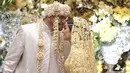Ahmad Assegaf berpose dengan mencium selebgram Tasya Farasya usai prosesi akad nikah. Pernikahan keduanya dilangsungkan pada hari Sabtu, 17 Februari 2018. (Instagram/tasyafarasya)