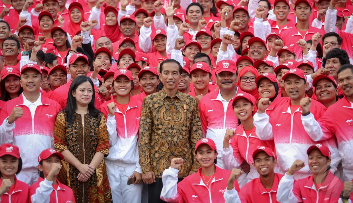Presiden Joko Widodo berpose bersama ratusan atlet Indonesia yang akan bertanding di SEA Games XXVIII Singapura, Jakarta, Selasa (26/5/2015), Presiden berpesan agar para atlet berjuang sekuat tenaga mengharumkan nama bangsa. (Liputan6.com/Faizal Fanani)