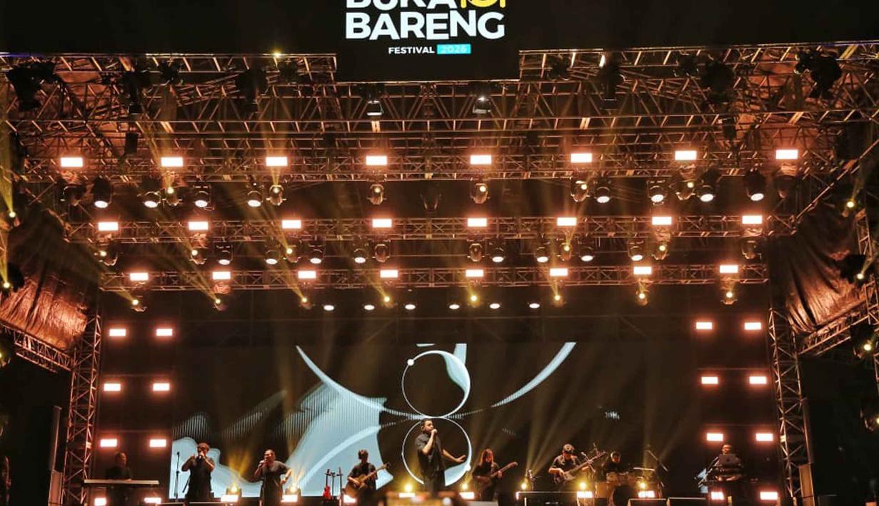 Penyanyi pria bersuara khas ini muncul di atas panggung tepat pada pukul 21.25 WIB dengan mengenakan busana serba hitam yang elegan. Tampak dalam foto, penyanyi, Tulus saat tampil pada hari kedua gelaran KapanLagi Buka Bareng (KLBB) Festival 2026 di Stadion Madya, Kompleks Gelora Bung Karno, Senayan, Jakarta, Minggu 1 Maret 2026. (Fimela.com/Adrian Putra)