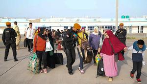Sebanyak 110 Warga Negara Indonesia (WNI) yang beberapa hari sempat terjebak dalam situasi perang saudara di Sudan berhasil dievakuasi ke Jeddah, Arab Saudi pada Rabu (26/4/2023).  (Handout/Indonesian Armed Forces (TNI)/AFP)