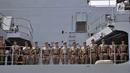 Suasana upacara militer saat menyambut kedatangan kapal perang HMS Albion di Pelabuhan Tanjung Priok, Jakarta, Minggu (22/4). Kapal HMS Albion rencananya turut ikut latihan gabungan dengan Angkatan Laut Indonesia. (Merdeka.com/Iqbal S. Nugroho)