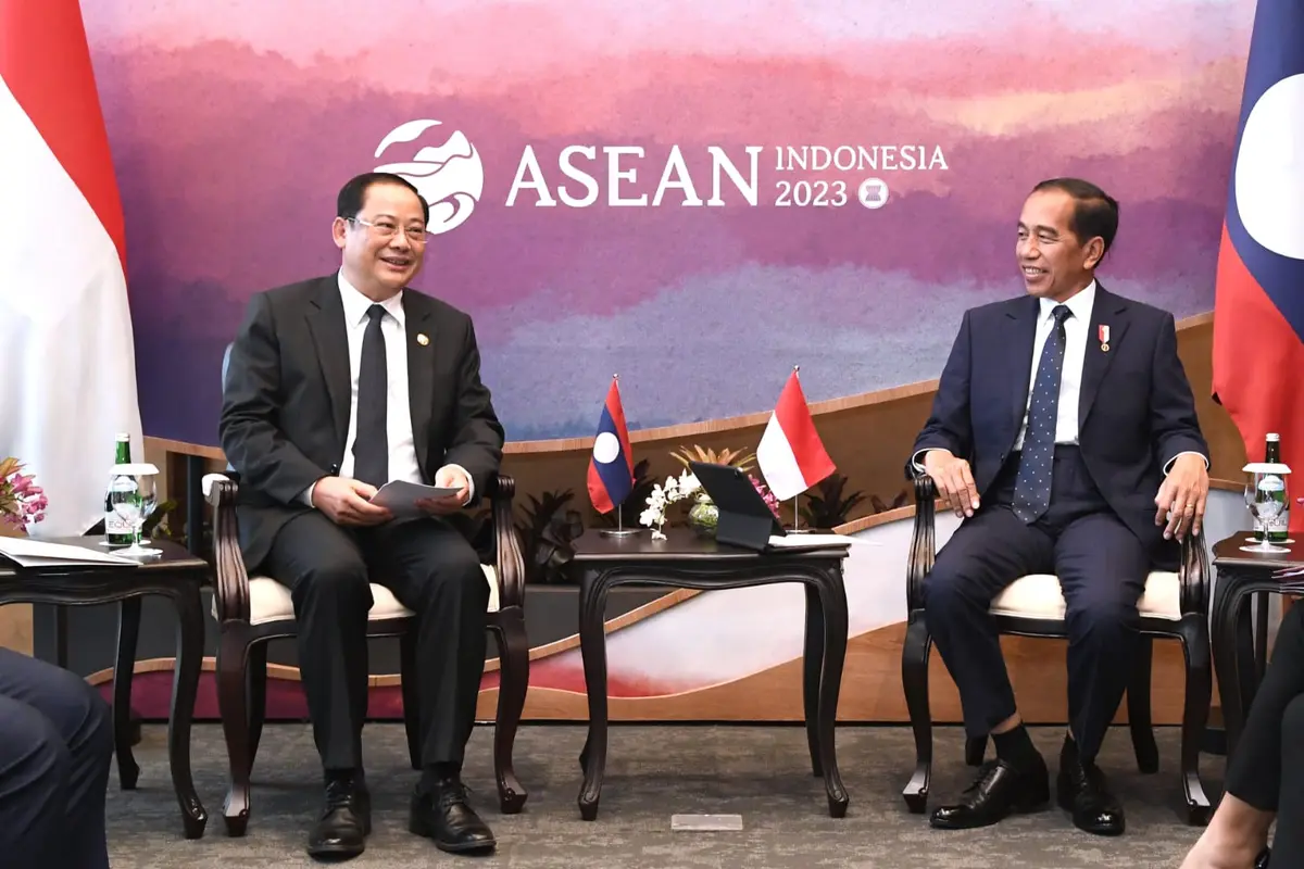 Presiden Joko Widodo atau Jokowi melakukan pertemuan bilateral bersama Perdana Menteri (PM) Laos, Sonexay Siphandone di Hotel Meruorah, Labuan Bajo, Provinsi Nusa Tenggara Timur (NTT), Selasa (9/5/2023).
