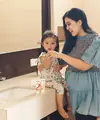 Chef Devina Hermawan tinggal menghitung hari mendekati proses persalinan anak ke-3 nya. Yuk, lihat album gaya maternity di akun Instagram @devinahermawan yang bisa jadi inspirasi. Seperti tiered dress denim yang kasual namun tetap chic. (Foto: Instagram @devinahermawan)