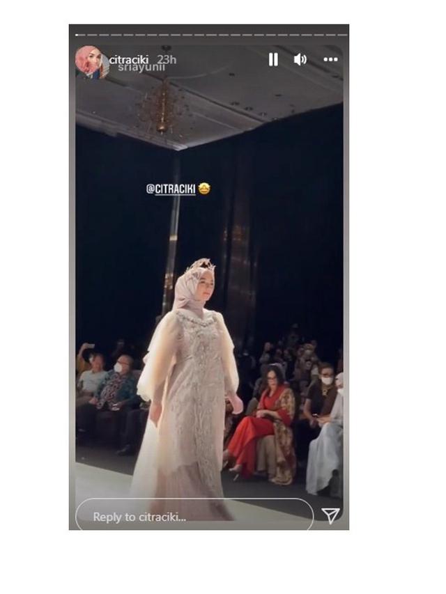 6 Potret Citra Kirana saat Tampil di Indonesia Fashion Week 2022, Menawan