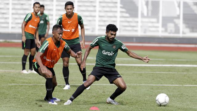 Pemain Timnas Indonesia U-22, Rifal Lastori, mengejar bola saat latihan. (Bola.com/Yoppy Renato)
