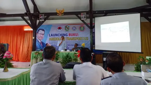 Peluncuran buku "Arkeologi Transportasi: Perspektif Ekonomi dan Kewilayahan Karsidenan Banyumas 1830-1940an" dan pelantikan pengurus AGSI Banjarnegara. (Liputan6.com/Heni Purwono untuk Muhamad Ridlo)