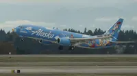 Pesawat Alaska Airlines dengan tema khusus dari salah satu film yang diproduksi Pixar Animation Studios lepas landas dari Bandara Internasional Seattle-Tacoma di Seattle pada 7 Oktober 2019. Pesawat Boeing 737-800 milik maskapai tersebut menampilkan tokoh dari Toy Story. (AP Photo/Ted S. Warren)