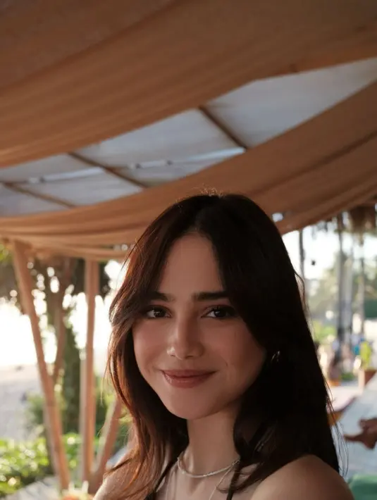 Syifa Hadju tampil dengan outfit kasual dan beberapa aksesori yang mempermanis keseluruhan penampilannya, tak tampak berlebihan. [Foto: Instagram/syifahadju]