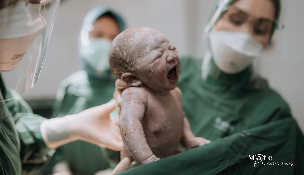 "Momen yang sangat mahal bangat.. akhirnya untuk pertama kali gw dan @brinashabyna melihat Summer lahir ke dunia," tulis Ricky sebagai keterangan foto. (Foto: instagram.com/komorick)