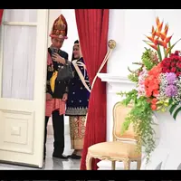 Foto candid Presiden Joko Widodo dan Ibu Iriana tengah berselfie sebelum Upacara HUT RI ke-73 (Foto: Instagram @jokowi)