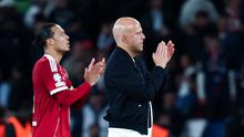 Pelatih Liverpool, Arne Slot, bersama Virgil van Dijk memberikan aplaus setelah laga melawan PSG pada leg pertama perempat final Liga Champions di Parc des Princes, Paris hari Kamis (09/04/2026) dini hari WIB. (AFP/Anne-Christine Poujoulat)