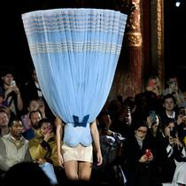 Rangkaian busana terbolak-balik koleksi Viktor & Rolf di Paris Haute Couture Week 2023. (dok. STEPHANE DE SAKUTIN / AFP)