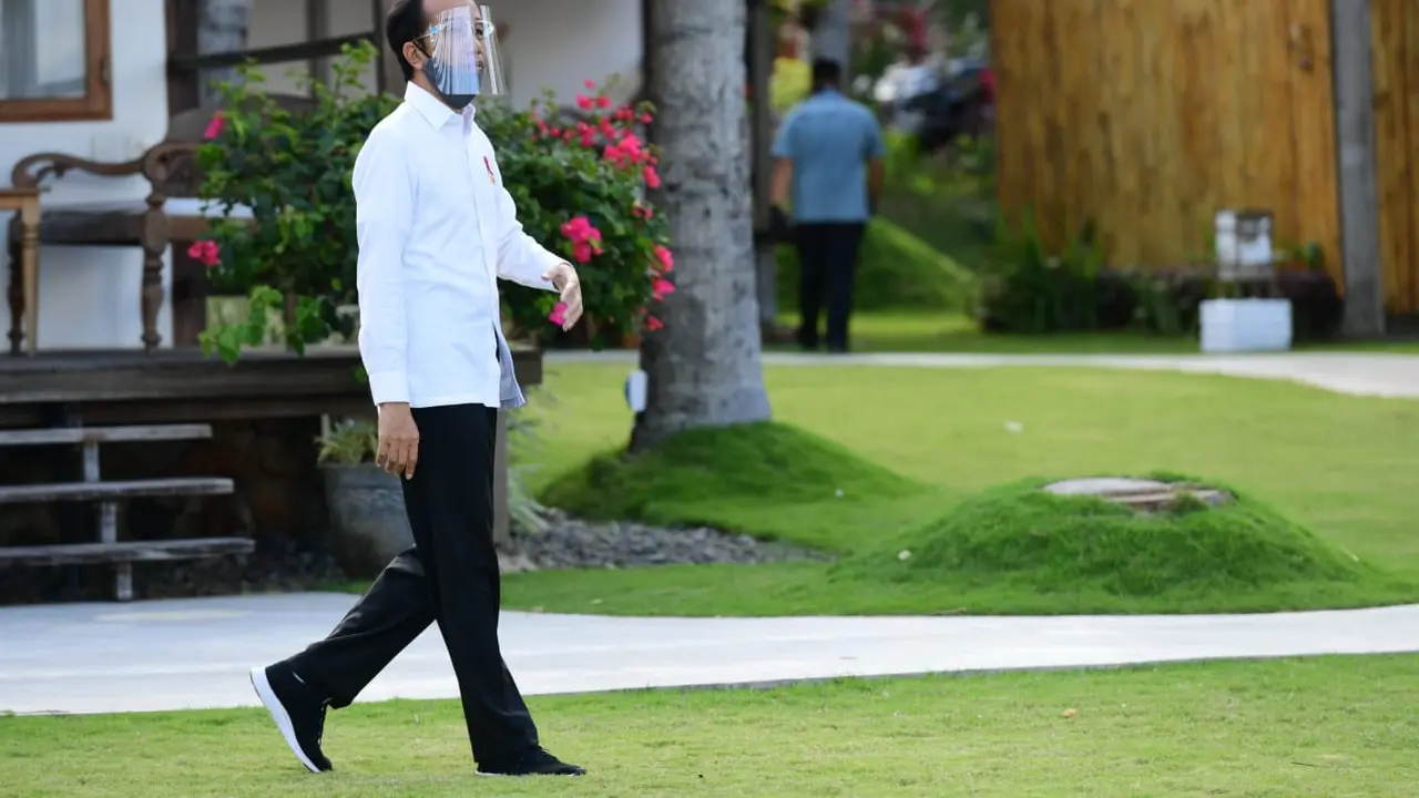 Presiden Jokowi saat mengunjungi Villa So Long dan Pantai So Long di Kabupaten Banyuwangi
