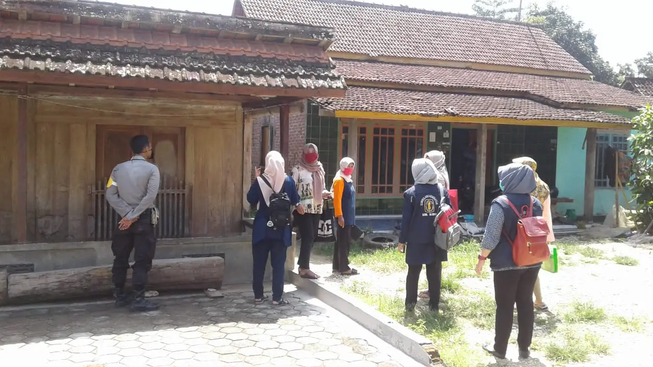 Akibat diare, dalam dua hari terakhir warga RT 05 RW 01 Desa Kemiri, Kecamatan Jepon, Blora, bertumbangan. Satu di antaranya meninggal dunia. (Foto: Liputan6.com/Ahmad Adirin)