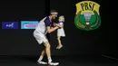 Pebulu tangkis tunggal putra Denmark, Viktor Axelsen, menggendong anaknya usai berhasil menjadi pemenang di nomor tunggal putra Indonesia Open 2022 usai mengalahkan pebulu tangkis tunggal putra China, Zhao Jun Peng pada babak di Istora Senayan, Jakarta, Minggu (19/06/2022). (Bola.com/Bagaskara Lazuardi)