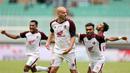 <p>Selebrasi pemain PSM Makassar, Wiljan Pluim (tengah), setelah mencetak gol ke gawang Persikabo 1973 dalam pertandingan lanjutan pekan ketiga BRI Liga 1 2023/2024 yang berlangsung di Stadion Pakansari, Cibonong, Jawa Barat, Jumat (14/7/2023). (Bola.com/Abdul Aziz)</p>