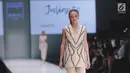 Model berjalan di atas catwalk membawakan busana dari siswa Istituto di Moda Burgo (IMB), Julianto di Jakarta Fashion Week 2018, Jakarta, Jumat (27/10). Julianto mempersembahkan 8 busana yang mengusung tema 'Embrace'. (Liputan6.com/Faizal Fanani)