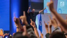 Motivator Tung Desem Waringin saat memberikan perubahan dahsyat dan semangat dalam hidup dalam Emtek Goes to Campus 2018 di Universitas Kristen Petra, Surabaya, Jawa Timur, Rabu (14/11). (Liputan6.com/Faizal Fanani)