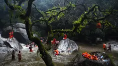 Umat hindu Nepal mandi dan mengumpulkan air di sungai Bagmati saat perayaan Shravan di Sundarijal di pinggiran Kathmandu (7/8). Mereka melakukan doa untuk meminta kehidupan yang bahagia dan sejahtera. (AFP Photo/Prakash Mathema)