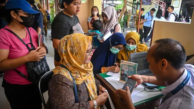 Menkes Budi Gunadi Sadikin Tinjau Program Pemeriksaan Kesehatan Gratis di Surabaya