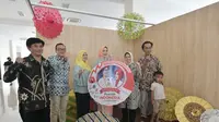 Ketua Dekranasda Jawa Barat Atalia Praratya Kamil, bersama para pembatik muda Tasik di sela-sela meresmikan Rumah Belajar Batik Tasikmalaya, Sabtu (20/8/2022). (Liputan6.com/Jayadi Supriadin)
