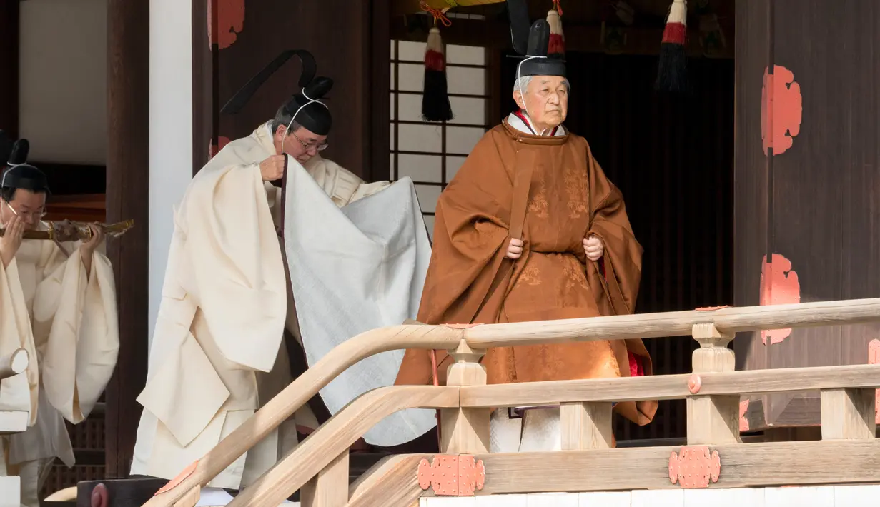 Kaisar Jepang Akihito bersiap melakukan ritual di Istana Kekaisaran, Tokyo, Jepang, Selasa (12/3). Akihito memutuskan turun takhta karena khawatir tak bisa memenuhi tugas resmi di usianya yang menginjak 85 tahun.(Imperial Household Agency of Japan via AP)