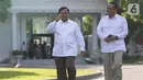 Ketua Umum Partai Gerindra Prabowo Subianto (kiri) didampingi Wakil Ketua Umum Partai Gerindra, Edhy Prabowo berjalan memasuki kompleks Istana Kepresidenan, Jakarta, Senin (21/10/2019).  Kedatangan Prabowo ke Istana memenuhi undangan dari Presiden Jokowi. (Liputan6.com/Angga Yuniar)