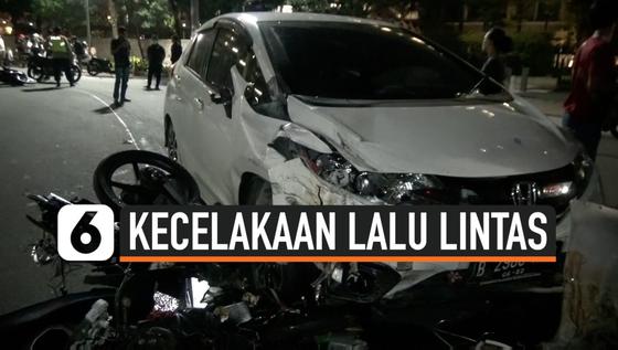 VIDEO: Sedan Ngebut Menabrak motor dan Sepeda di Bundaran HI
