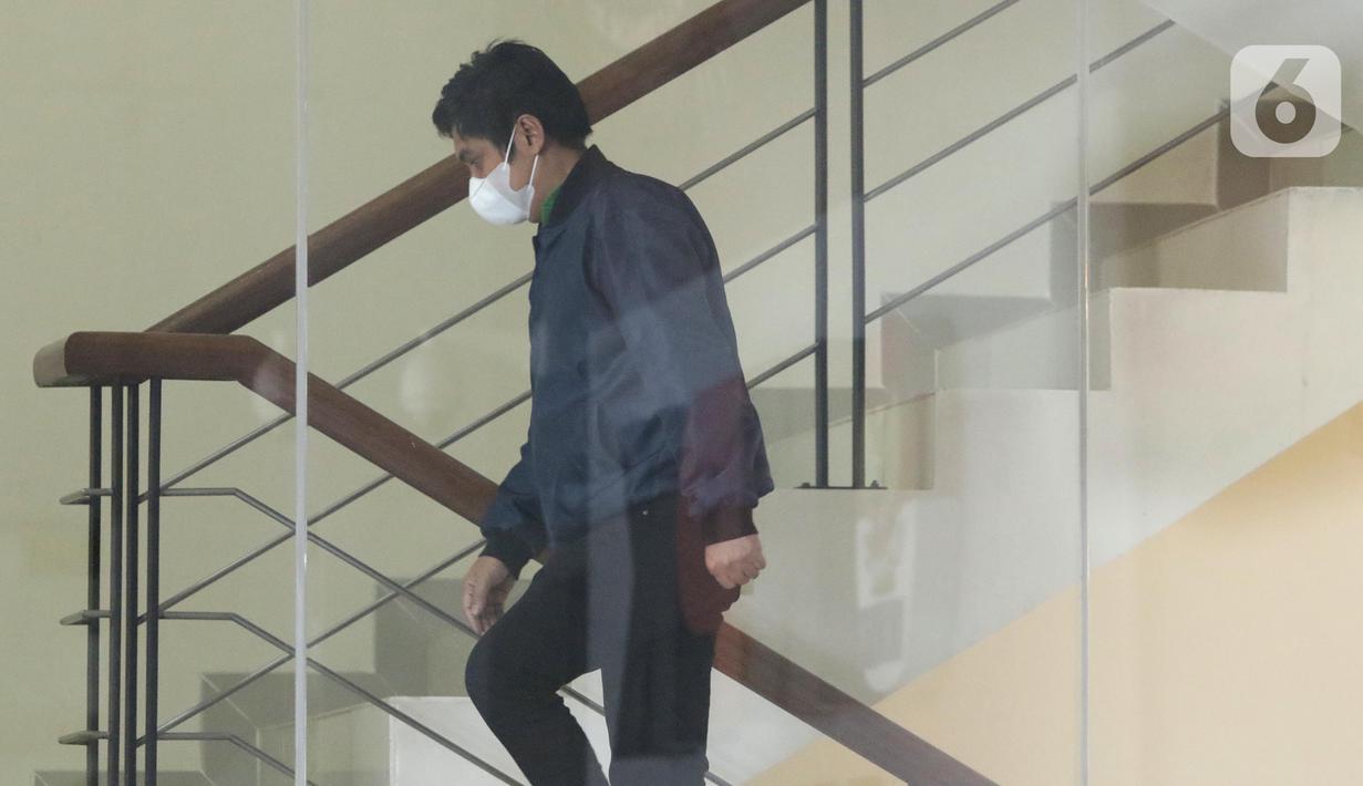 <p>Bupati Tanah Bumbu periode 2010-2015 dan 2016-2018 yang juga kader Partai Demokrasi Indonesia Perjuangan (PDI-P), Mardani H. Maming sesaat sebelum menjalani pemeriksaan di Gedung KPK, Jakarta, Kamis (28/7/2022). Mardani H Maming diperiksa terkait kasus dugaan suap dan gratifikasi izin usaha pertambangan di Kabupaten Tanah Bumbu, Kalimantan Selatan. (Liputan6.com/Helmi Fithriansyah)</p>