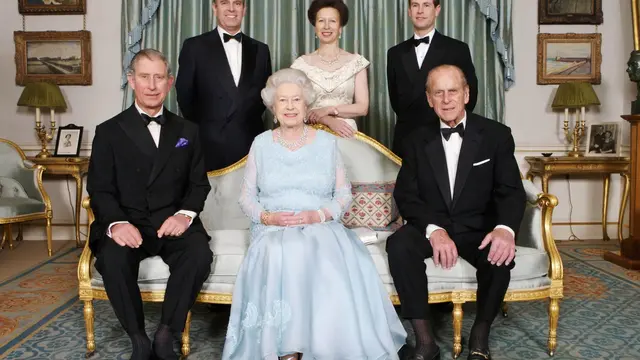 Ratu Elizabeth II (tengah) dan Pangeran Philip (kanan depan) bergabung dengan Pangeran Charles (kiri depan), Pangeran Edward (kanan belakang), Putri Anne (tengah belakang) dan Pangeran Andrew (kiri belakang). (delawarepublic.org)