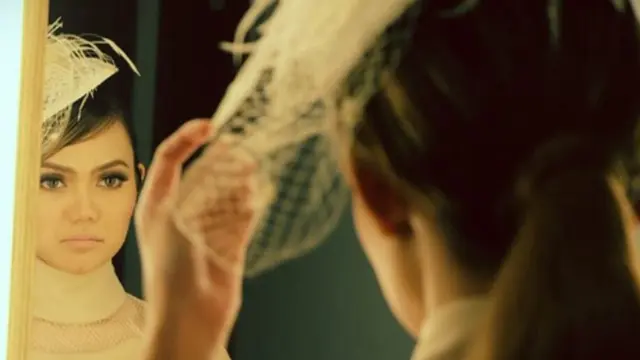 Lepas Hijab, Ini Gaya Rambut Rina Nose Sekarang