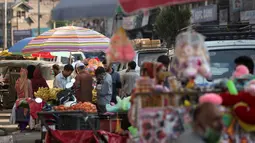 Orang-orang berbelanja di sebuah pasar di Kota Anantnag, sekitar 60 kilometer sebelah selatan Kota Srinagar, ibu kota musim panas Kashmir yang dikuasai India, pada 17 Agustus 2020. (Xinhua/Javed Dar)
