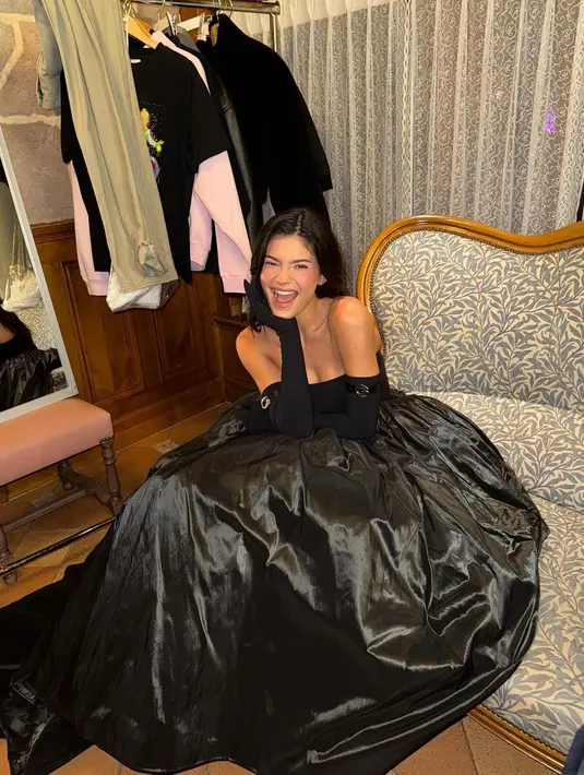 Ibu dua anak itu sukses jadi pusat perhatian dengan strapless ballgown dan hand gloves hitam [@kyliejenner]